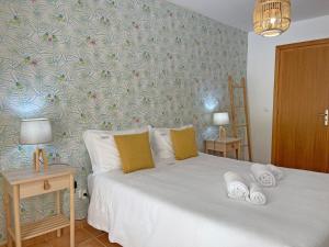 1 dormitorio con 1 cama con toallas en Thermal River Apartment en Furnas