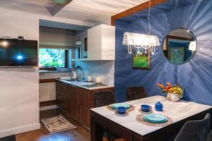 Una cocina con una mesa y un comedor. en Apartament Chata Toma, en Zakopane