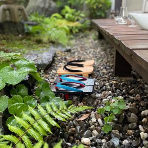 einen Garten mit einem Holztisch und einigen Pflanzen in der Unterkunft Vacation house月yue in Tokushima
