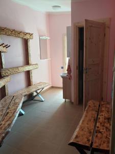 una stanza con panchina, lavandino e porta di Türi Vibukooli majutus a Türi