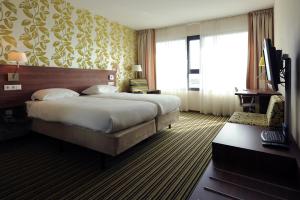 een hotelkamer met een groot bed en een raam bij Van der Valk Hotel Rotterdam Ridderkerk in Ridderkerk
