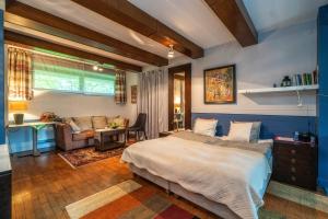Un dormitorio con una cama y una sala de estar. en Apartament Chata Toma, en Zakopane
