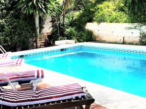 Bazén v ubytovaní Rentcostadelsol Villa Pinares-Malaga alebo v jeho blízkosti