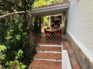 Vonkajšia záhrada v ubytovaní Rentcostadelsol Villa Pinares-Malaga
