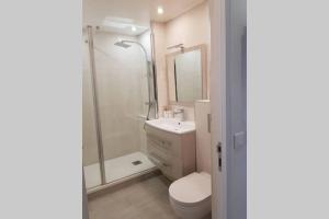 a bathroom with a shower and a toilet and a sink at Appartement neuf près de la mer in Nice