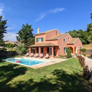 una casa con piscina nel cortile di Quercus Villa, Achilleion Palace, Corfu a Perama