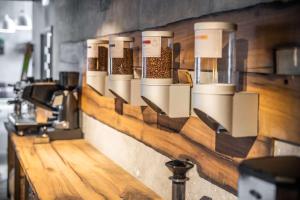 um balcão com frascos de especiarias numa parede em Peak 12 Hotel em Viborg mais 36 fotografias