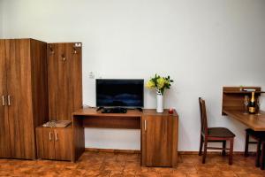 Televízia a/alebo spoločenská miestnosť v ubytovaní Apartmány Prameň