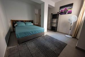 1 dormitorio con 1 cama y ventilador de suelo en Edificio Prieto VIV 2, en Puerto del Rosario
