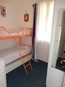 En eller flere senge i et værelse på Terraced house with garden + 15 billeder