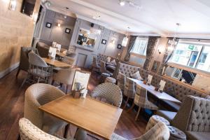 einen Blick über ein Restaurant mit Tischen und Stühlen in der Unterkunft The County Hotel in Hexham