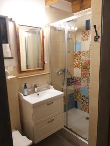 a bathroom with a sink and a shower at WIATR W KOMINIE dostęp do jeziora UBLIK in Konopki Wielkie