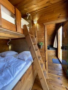 Postel nebo postele na pokoji v ubytování HYGGE Strand Camping
