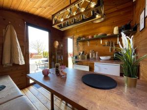 オルダーにあるHYGGE Strand Campingの木製キッチン(木製テーブル付) +32枚の写真