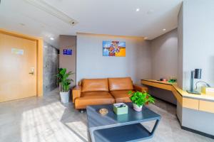 Posezení v ubytování Cloudy international apartment Beijing Rd A-mall