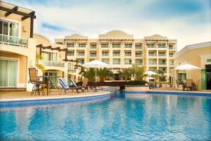 una piscina frente a un hotel en Diamond Bay en Mazatlán
