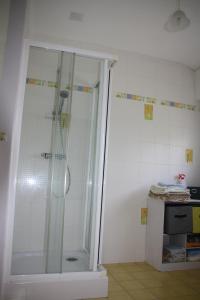 Vonios kambarys apgyvendinimo įstaigoje Kerstran