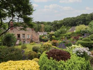 un jardín de flores frente a una casa en Declaration Suite, en Rhyl