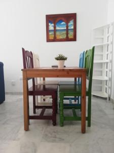 サンルーカル・デ・バラメダにあるEdificio Bolsa Centro 127の木製のテーブルと椅子