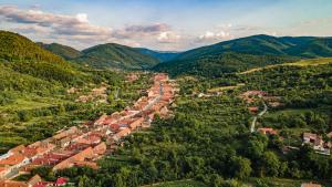 una vista aerea di una piccola cittadina in montagna di Casa Dives - Transylvania a Pianu de Sus