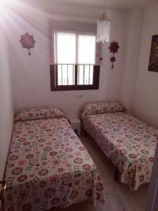サンルーカル・デ・バラメダにあるEdificio Bolsa Centro 127のベッドルーム1室(ベッド2台、窓付)