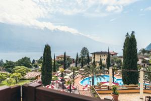 The swimming pool at or close to Hotel Caravel