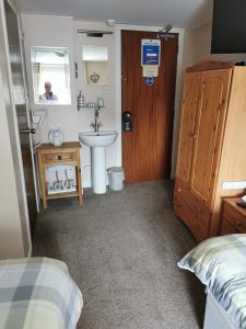 Baño pequeño con lavabo y espejo en Kings Head, en Berwick-Upon-Tweed