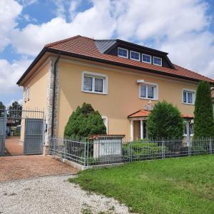 Budova, kde se apartmán nachází + 32 fotografií