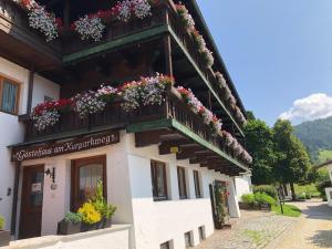 budynek z skrzyniami kwiatowymi na boku w obiekcie Gästehaus am Kurparkweg w mieście Reit im Winkl