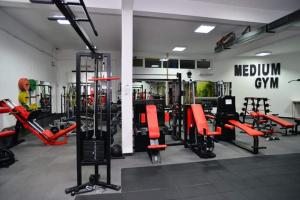 ein Fitnessstudio mit vielen Geräten in einem Raum in der Unterkunft Motel Medium in Bihać