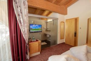 A television and/or entertainment centre at Hotel Charly
