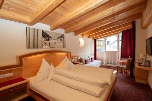 A television and/or entertainment centre at Hotel Charly