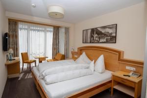 A bed or beds in a room at Hotel Charly