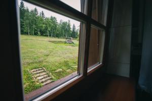 Ogród w obiekcie Izerski Horyzont - dom z balią w leśnej perspektywie