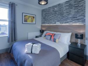 Un dormitorio con una cama con una mochila. en Remaotel The Bromley Apartments, en Great Yarmouth