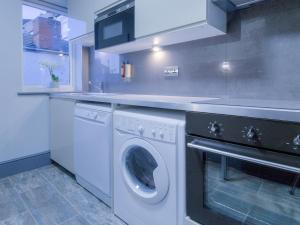 A kitchen or kitchenette at Remaotel The Bromley Apartments