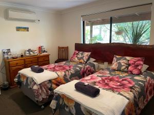 een slaapkamer met 2 bedden en handdoeken bij Thistle Do Bed and Breakfast in Bridgetown