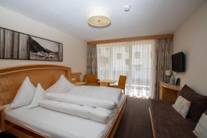 A television and/or entertainment centre at Hotel Charly