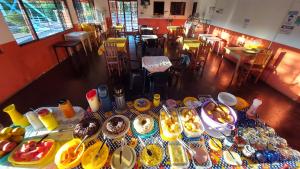 una mesa con muchos platos de comida. en POUSADA BEIRA RIO, en Ponte Alta do Tocantins