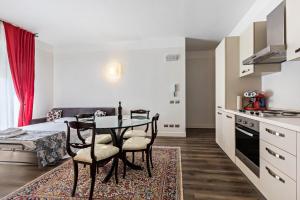 - une cuisine et une salle à manger avec une table et des chaises dans l'établissement Appartamento Gemini 2, à Bardolino