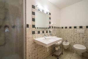 フェルダーズにあるFerienhaus Maria Arnikaの洗面台、トイレ、鏡のあるバスルーム