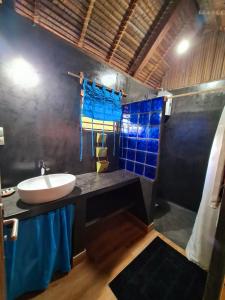 Bathroom sa COCONUT LODGE KOMBA