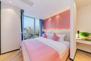 Postel nebo postele na pokoji v ubytování Cloudy international apartment Beijing Rd A-mall
