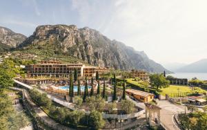 un complexe avec une montagne en arrière-plan dans l'établissement Hotel Caravel, à Limone sul Garda