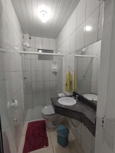 Baño blanco con lavabo y aseo en Apartamento - Anthurium, en Joinville