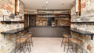 El salón o zona de bar de LATROUPE La Granja