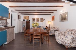 パレルモにあるCasetta Nostraのキッチン、リビングルーム(木製テーブル、椅子付)