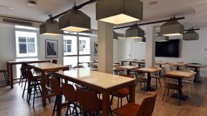 Un restaurante o sitio para comer en LATROUPE La Granja