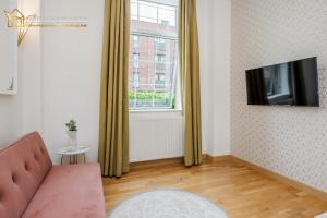 Un televizor și/sau centru de divertisment la Luxurious 3 Bed Apartment in Dagenham, Barking with Free Parking & Wifi