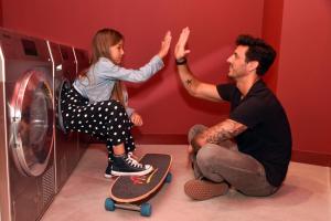 un uomo e una bambina che giocano con una lavatrice di LATROUPE La Granja a Bilbao